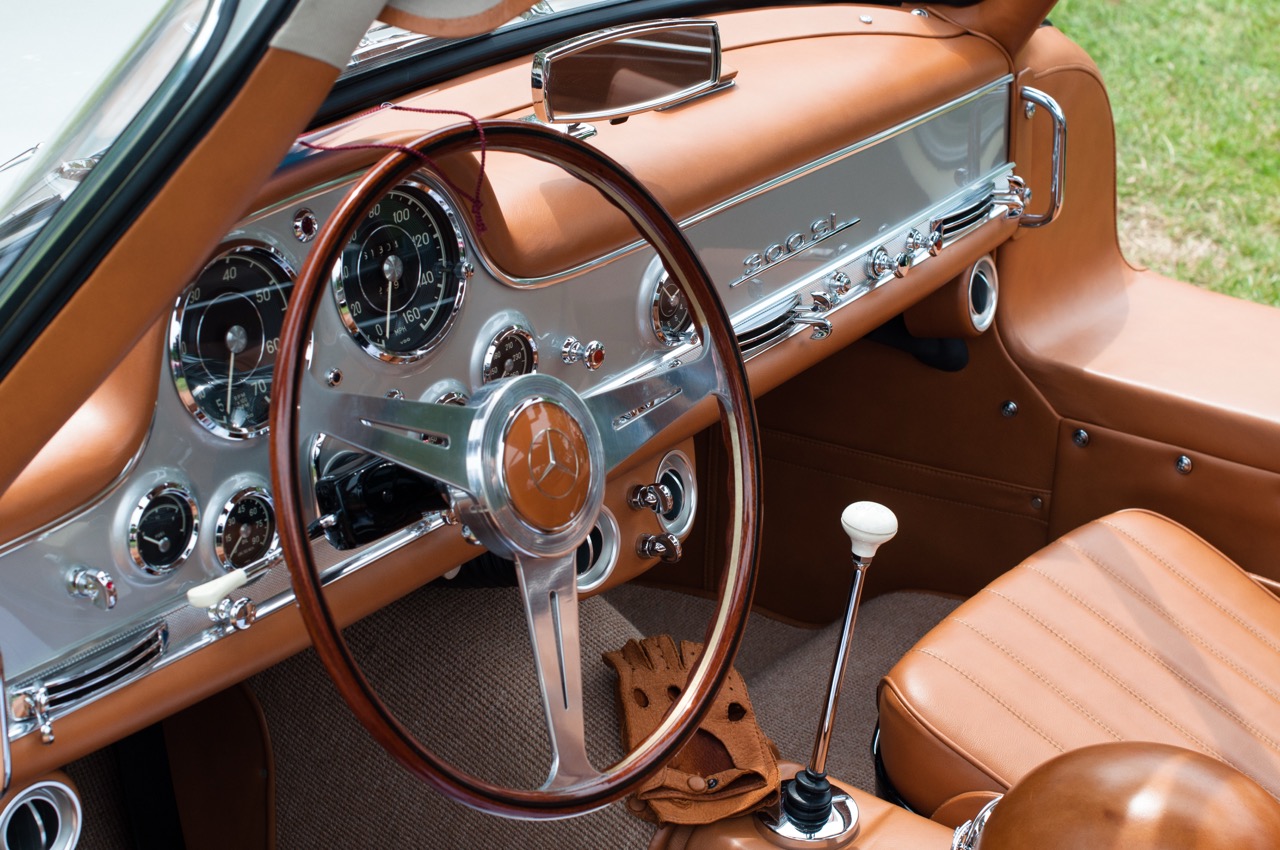 The cockpit of a Mercedes-Benz 300 SL, driving gloves at rest